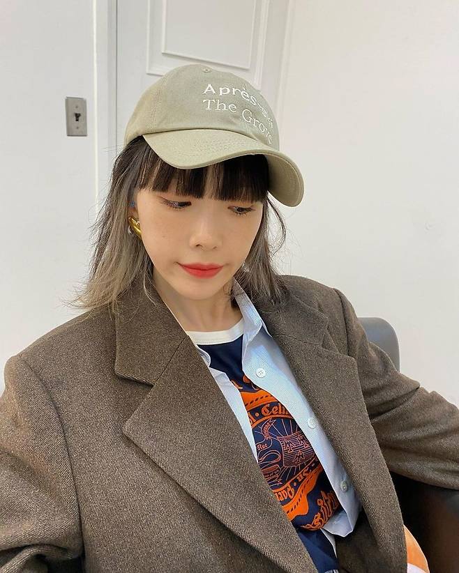 Taeyeon Chicken Knee + RED Lip is also a Boyish charm [SNS  Cut]Group Girls Generation member Taeyeon showed recent progress ahead of the release of the solo album.Taeyeon posted several photos on her Instagram on December 11 with the comment What do i call you 12/15 6pm (kst).In the open photo, Taeyeon made a boyish atmosphere by matching casual hat, dandy jacket and shirt.In the close-up selfie that followed, he showed a lovely charm by giving points with freckles along with red lip.On the other hand, Taeyeon will release his fourth mini album What Do I Call You at 6 pm on December 15th.Lee Su-min in the news