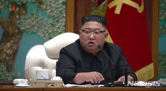 [서울=뉴시스]북한 조선중앙TV는 조선노동당 중앙위원회 제7기 제20차 정치국 확대회의가 15일 당중앙위원회 본부청사에서 소집되었다고 16일 보도했다. (사진=조선중앙TV 캡쳐) 2020.11.16.