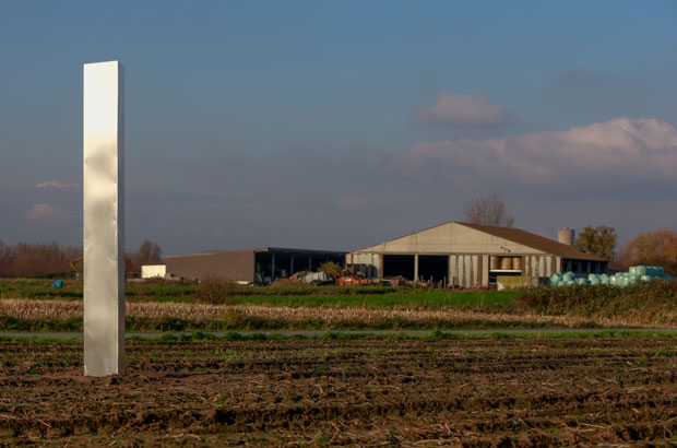 AFP통신에 따르면 8일 벨기에 덴더몬드 플라망 지역에서 발견된 금속기둥은 유타주 기둥과 크기가 비슷하다. 누가 기둥을 세웠는지 등은 아직 베일에 싸여 있다.