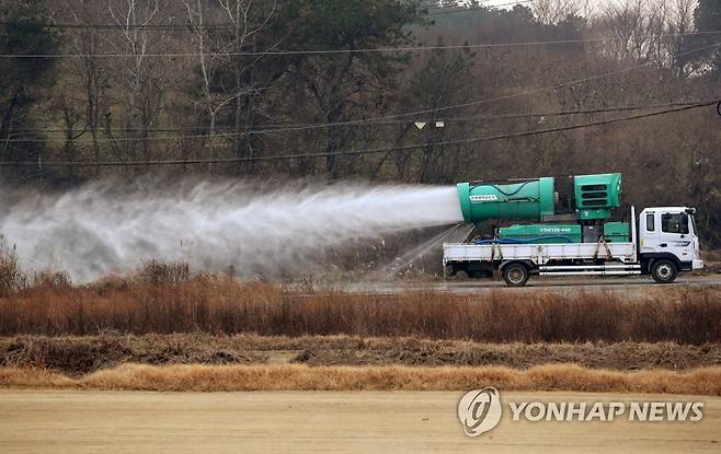 고병원성 조류인플루엔자(AI)를 막아라 (장성=연합뉴스) 조남수 기자 = 11일 전남 장성의 한 오리농장 주변에서 방역 차량이 소독하고 있다. 2020.12.11 iso64@yna.co.kr