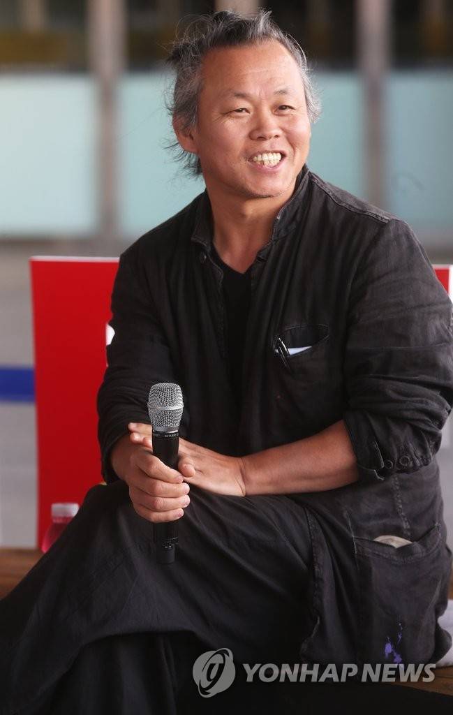 "김기덕 감독, 발트3국 라트비아서 코로나19로 사망" (서울=연합뉴스) 영화감독 김기덕이 11일(현지시간) 발트3국 가운데 하나인 라트비아에서 신종 코로나바이러스 감염증(코로나19)으로 사망했다고 타스 통신이 발트 지역 언론 델피(Delfi)를 인용해 보도했다. 김 감독은 11일 새벽 현지 병원에서 코로나19가 악화해 숨졌다고 통신은 소개했다.      사진은 지난 2014년 10월 5일 오후 부산 해운대구 우동 영화의전당에서 열린 제19회 부산국제영화제(BIFF) '아주담담 - 로쟈, 김기덕을 만나다'에서 환하게 웃고 있는 김기덕 감독의 모습. 2020.12.11 [연합뉴스 자료사진] photo@yna.co.kr