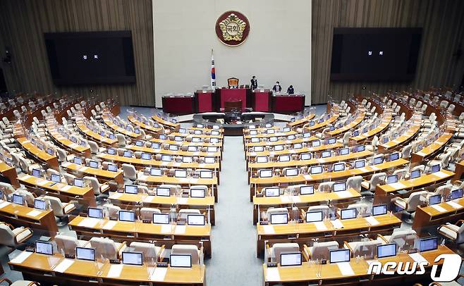 12일 오전 4시12분께 윤희숙 국민의힘 의원의 국가정보원법 전부개정 법률안에 대한 무제한 토론(필리버스터)이 끝난 후 방역을 위해 본회의가 정회됐다. 2020.12.12/뉴스1 © News1 박세연 기자