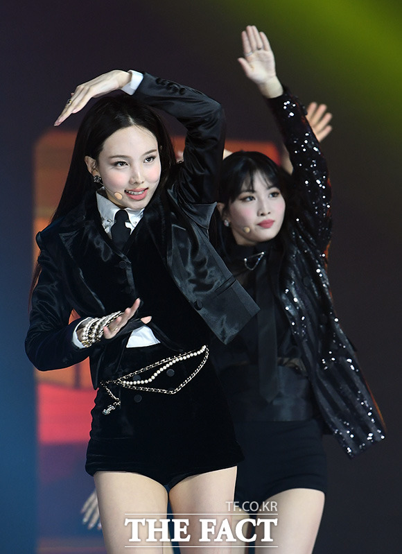 2020 TMA] Nayeon, Snow in Stage ControlThe 2020 The Fact Music Awards was held in a way that thoroughly complies with the anti-virus guidelines and adds online connections to Untact, which means non-face-to-face, for the safety of fans and The Artist to prevent the spread of Corona 19.TMA includes BTS, Super Junior, New East, GOT7 (Godseven), MonsterX, Seventeen, Gang Daniel, TWICE, Mamamu, (woman) children, ITZY (yes), Stray Kids, Tomorrow By Together, ATIZ, Crabbitty, Weekly, Thebo K-pop The Artists, who are the most popular in the world, such as Iz, Izwon, and Jesse, appeared.The red carpet at 4 pm on December 12, the awards ceremony at 6 pm, was broadcast simultaneously to 30 countries around the world through Naver V LIVE.