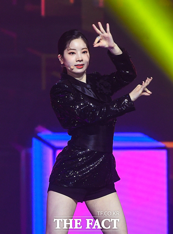 2020 TMA] Dahyun, Sweetly Bleak DanceThe 2020 The Fact Music Awards was held in a way that thoroughly complies with the anti-virus guidelines and adds online connections to Untact, which means non-face-to-face, for the safety of fans and The Artist to prevent the spread of Corona 19.TMA includes BTS, Super Junior, New East, GOT7 (Godseven), MonsterX, Seventeen, Gang Daniel, TWICE, Mamamu, (woman) children, ITZY (yes), Stray Kids, Tomorrow By Together, ATIZ, Crabbitty, Weekly, Thebo K-pop The Artists, who are the most popular in the world, such as Iz, Izwon, and Jesse, appeared.The red carpet at 4 pm on December 12, the awards ceremony at 6 pm, was broadcast simultaneously to 30 countries around the world through Naver V LIVE.