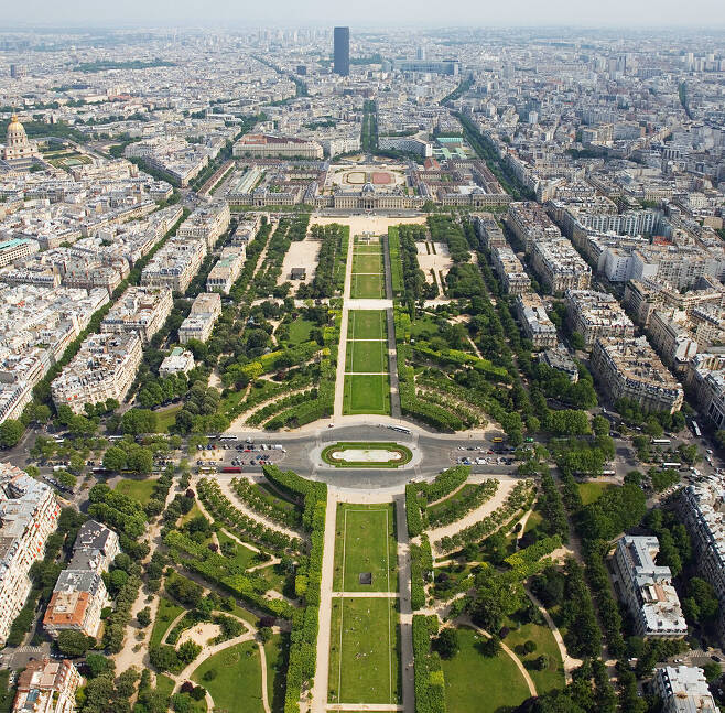 에펠탑에서 바라본 샹드마르스 광장. 원래 왕립사관학교 연병장이었던 이 광장은 프랑스 혁명기에는 전국연맹제 등 국민 화합의 장으로 사용됐으나, 때로는 시민 학살의 장소가 되기도 했다. 위키피디아