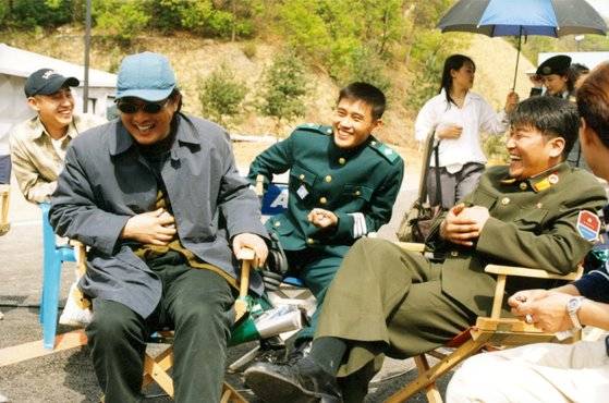 영화 '공동경비구역 JSA' 촬영 현장에서 박찬욱 감독과 주연 배우 이병헌, 송강호. [사진 명필름]
