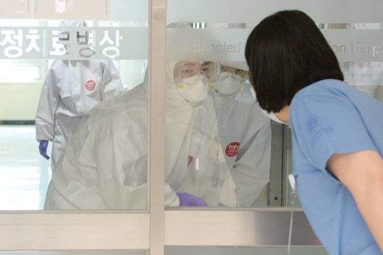 지난 9월 코로나19 중증환자들이 입원 중인 울산 동구 울산대학병원 집중치료실 간호사가 병실 상황을 설명하고 있다. 뉴시스