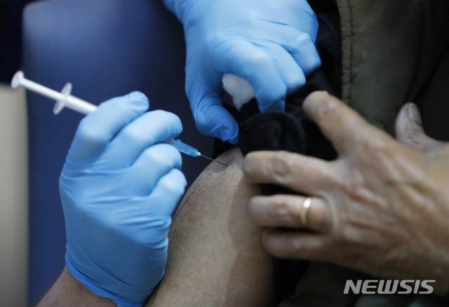[런던=AP/뉴시스] 8일 영국런던의 한 병원에서 화이자·바이오엔테크의 코로나 19 백신을 접종하는 모습.2020.12.08.