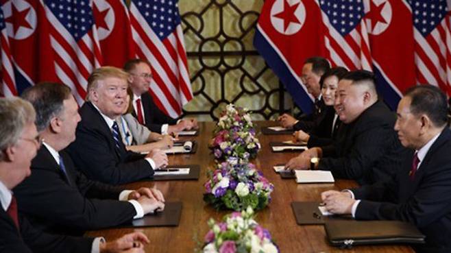 지난 2019년 2월 28일 베트남 하노이에서 진행된 2차 북미정상회담 당시 모습. 비건은 정상회담 개최 한 주 전, 실무협상으로 이견을 좁힐 기회가 있었지만 북측 협상대표가 비핵화 협상 전권을 갖지 못해 그러지 못했다고 아쉬움을 토로했다.