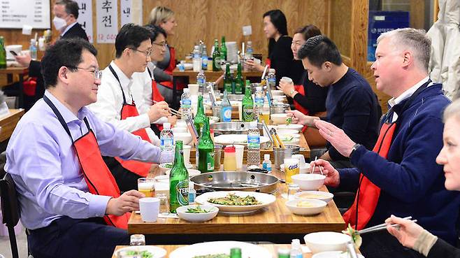 스티븐 비건 미 국무부 부장관 겸 대북특별대표가 미측 실무팀과 함께 지난 10일 저녁 최종건 외교부 1차관 등 외교부 인사들과 '닭한마리 만찬'을 하는 모습.