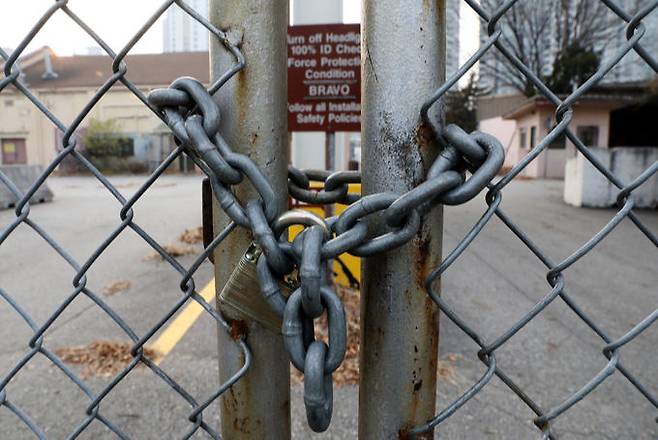 11일 오후 서울 용산 주한미군 캠프킴 기지 입구가 자물쇠로 잠겨있다. 뉴스1