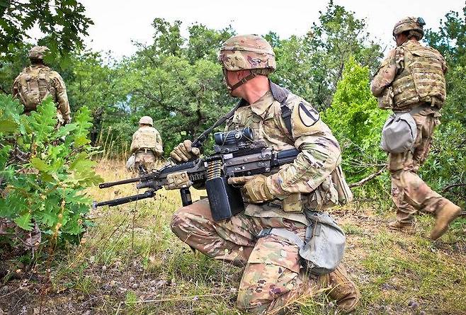 미군 장병들이 수풀이 우거진 지역에서 경계를 취하며 이동하고 있다. 세계일보 자료사진