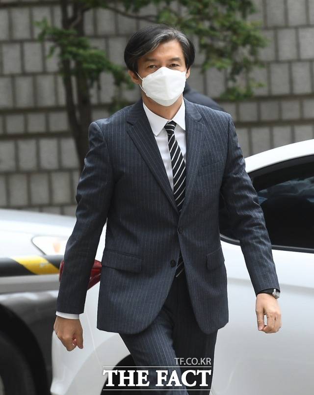 조국 전 법무부 장관이 13일 페이스북 통해 문재인 대통령을 비난한 유승민 전 미래통합당 의원과 안철수 국민의당 대표를 비판했다. 지난달 20일 서울 서초구 서울중앙지방법원에 출석하는 모습. /이동률 기자