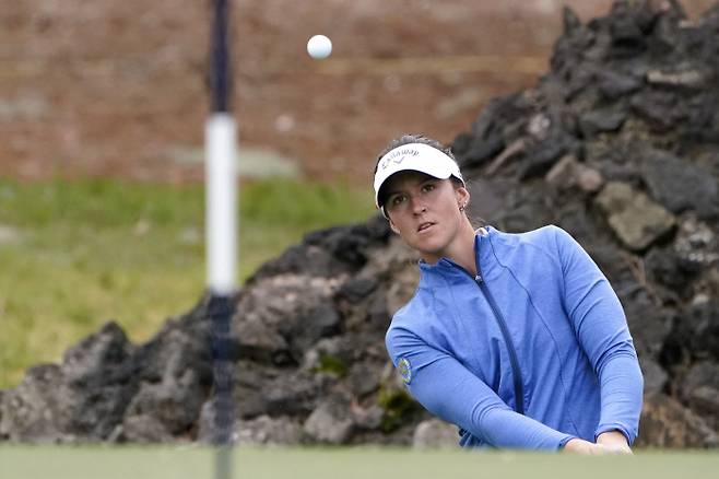 스웨덴의 린 그란트가 13일 열린 LPGA 투어 US여자오픈 3라운드 10번홀(파4) 그린 주변에서 칩샷을 하고 있다. 그란트는 이 홀에서 4타를 잃었다.  휴스턴 | AP연합뉴스