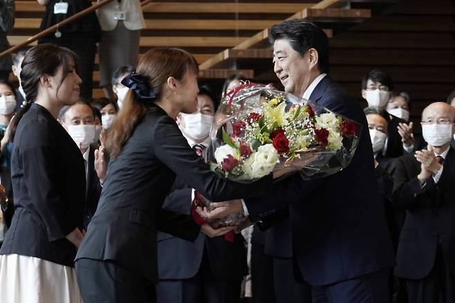 아베 신조 일본 총리가 지난 9월 16일 도쿄 총리공관에서 떠나기 전 꽃다발을 받고 있다. /사진=[도쿄=AP/뉴시스]