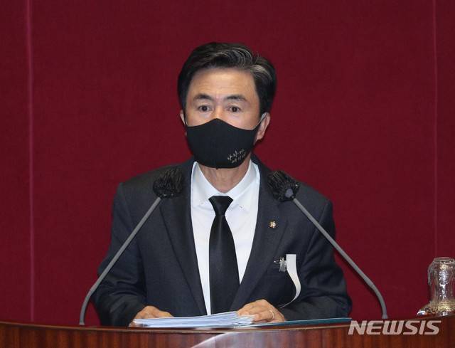 [서울=뉴시스] 최동준 기자 = 김태흠 국민의힘 의원이 13일 새벽 서울 여의도 국회에서 열린 본회의에서 국가정보원법 전부개정 법률안에 대한 무제한 토론(필리버스터)을 하고 있다. (공동취재사진) 2020.12.13. photo@newsis.com