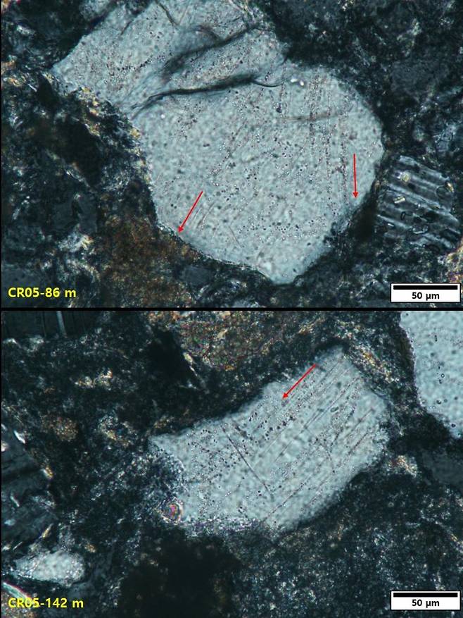 운석충돌시 발생하는 강력한 충격파 영향으로 만들어지는 86m 깊이와 142m 깊이의 석영 내 평면변형구조이다. 평행하게 길게 늘어선 홈처럼 보이는 흰색 선들(붉은색 화살표 방향)을 볼 수 있다. 지질자원연구원 제공.