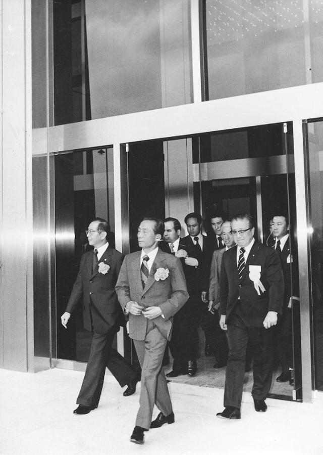 1975년 9월 고 박정희 전 대통령이 국회의사당 준공기념식에 참석하고 있다. 한국일보 자료사진