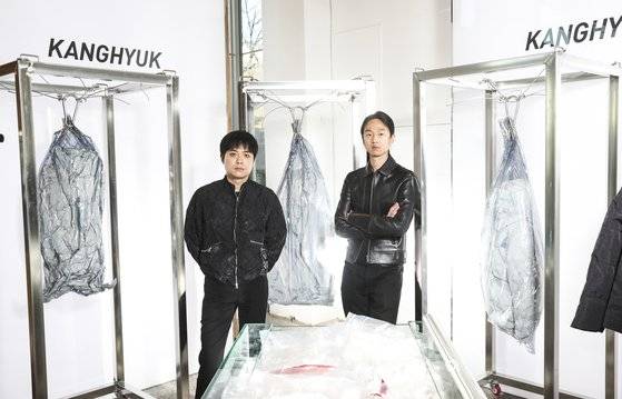 서울 강남구 비이커 청담점에서 만난 브랜드 ‘강혁’의 최강혁(왼쪽), 손상락 디자이너. 김경록 기자