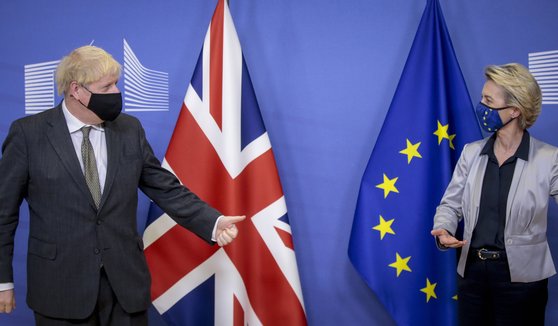 보리스 존슨 영국 총리(왼쪽)와 우르줄라 폰데어라이엔 유럽연합(EU) 집행위원장이 브렉시트 협상을 위해 지난 9일 브뤼셀에서 만났다. [EPA=연합뉴스]