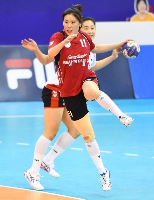 서울시청과 경기에서 슛을 던지는 삼척시청 김윤지. 
[대한핸드볼협회 제공]