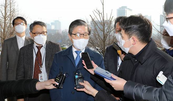 변창흠 국토교통부 장관 후보자가 지난 7일 오전 경기도 과천 서울지방국토관리청으로 들어서며 취재진 질문에 답하고 있다./사진= 뉴시스