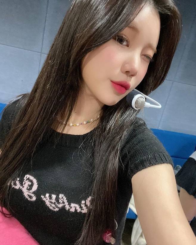 Momoland JooE, fresh wink Selfie Thanks Today [SNScut]Momoland JooE presents fresh wink SelfieJooE posted two photos on the official Instagram page on December 13 with the phrase Thank you for Mary (Momolands official fandom name) today.In the photo, JooE is wearing a stage costume and is doing a hand-heart. JooE makes the viewers laugh with a dark eyebrow and cute visuals.Han Jeong-won on the news