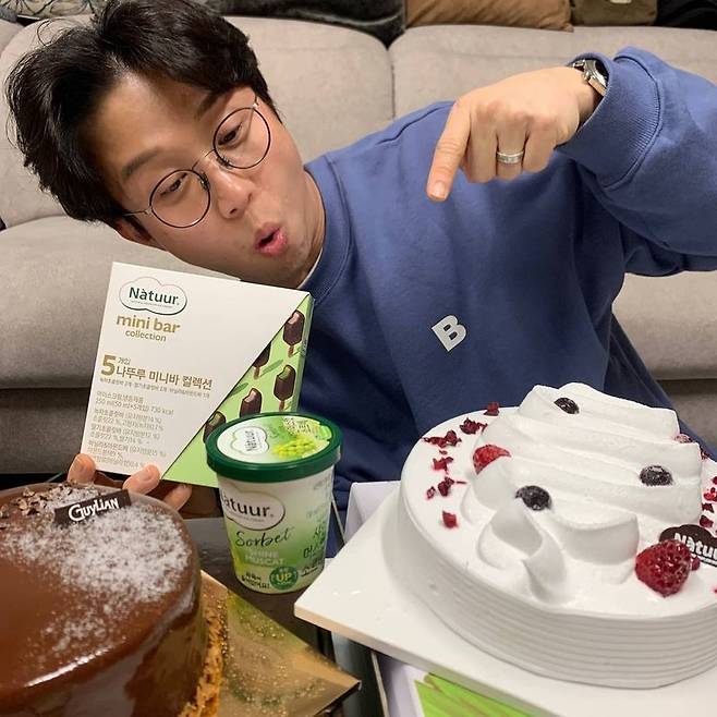 Park Sung-Kwang, with wife Isol, full of happiness in Christmas [SNScut]Comedian Park Sung-Kwang has revealed its current status.Park Sung-Kwang wrote on December 14th in personal instagram Christmas Ice cream cake.This Christmas is with my family at home with Ice cream cake. Park Sung-Kwang in the public photo is making a happy look pointing to Ice cream cake.Especially, the attention was focused on the clear Park Sung-Kwang appearance.Lee Ye-ji on the news