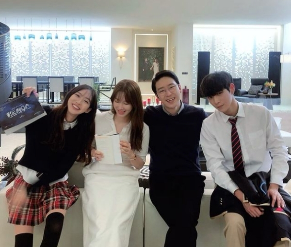 Lee Ji-ah, Happy Family Outside Penthouse Reveals Visual Family Portrait Full of SmileActor Lee Ji-ah has released a behind-the-scenes photo of the shooting of Drama.Lee Ji-ah released a picture on his 14th day with an article entitled Penthouse on his instagram.Lee Ji-ah, Um Ki-joon, Kim Young-dae and Han Ji-hyun, who are appearing together as family members in SBS Drama Penthouse, are gathering together to take pictures in the public photos.Lee Ji-ah is wearing a white dress and boasts a goddess-like figure, and Um Ki-joon also boasts a warm visual with a bright Smile.In particular, unlike the appearance of suspicious and hateful each other in the drama, viewers are responding to photos that look like a harmonious family with a bright smile, such as I see a harmonious family here, My best children! And It looks so good.Meanwhile, Penthouse starring Lee Ji-ah is a drama about real estate and education wars at No. 1 house price and No. 1 education.Lee Ji-ah SNS