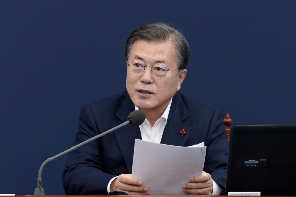 문재인 대통령이 14일 오후 청와대 여민관에서 열린 수석 보좌관회의에서 모두발언을 하고 있다. 2020. 12. 14 도준석 기자pado@seoul.co.kr