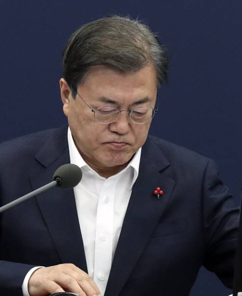 - 문재인 대통령이 7일 청와대 여민관에서 열린 수석-보좌관회의에서 회의 자료를 보고 있다. 2020. 12. 7 도준석 기자pado@seoul.co.kr