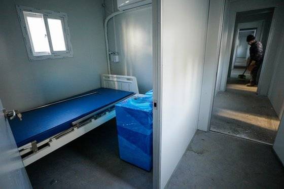 14일 중랑구 서울의료원에서 컨테이너 임시 병상 설치작업이 한창이다. 뉴스1