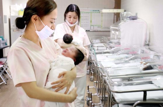 대전의 한 산부인과 신생아실에서 갓 태어난 아기들이 간호사들의 보살핌을 받고있다. 중앙포토