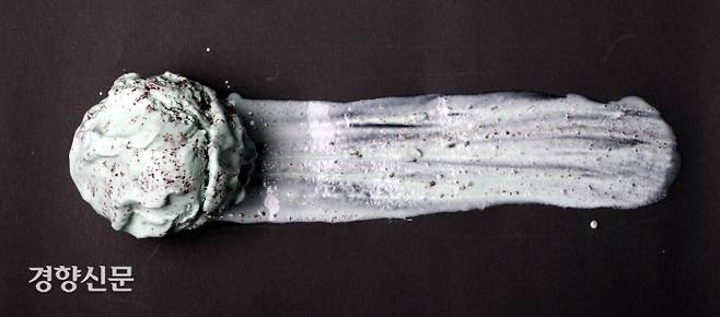 민트초코 논쟁이 유독 두드러진 건 밀레니얼 세대를 중심으로 ‘민트초코 좋아하세요?란 질문이 밈(meme·온라인에서 다양하게 복제되는 콘텐츠)이 되면서부터다. 강윤중 기자 yaja@kyunghyang.com