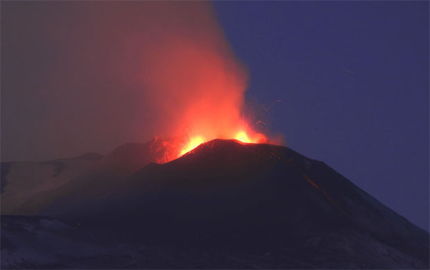 유럽 최대 활화산인 이탈리아 시칠리아섬의 에트나 화산이 13일(현지시간) 폭발했다고 로이터통신 등이 보도했다. 화산재가 인근 마을을 뒤덮으면서 주민 피해도 발생했다./사진=이탈리아 국가지진화산연구소(INGV)