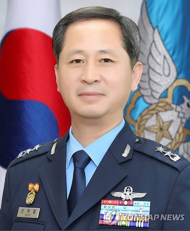 제42대 공군 교육사령관 신옥철 소장 (진주=연합뉴스) 공군은 제42대 공군 교육사령관에 신옥철 소장이 취임했다고 15일 밝혔다.       신임 신 사령관은 1988년 소위로 임관해 제8전투비행단장, 공군본부 인사참모부장 등을 역임했다. [공군 제공. 재판매 및 DB 금지] image@yna.co.kr