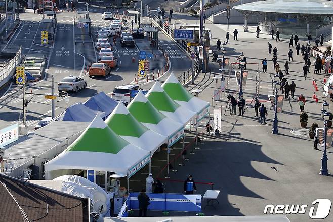 16일 서울 중구 서울역광장에 마련된 코로나19 임시 선별진료소의 모습. 2020.12.16/뉴스1 © News1 이승배 기자