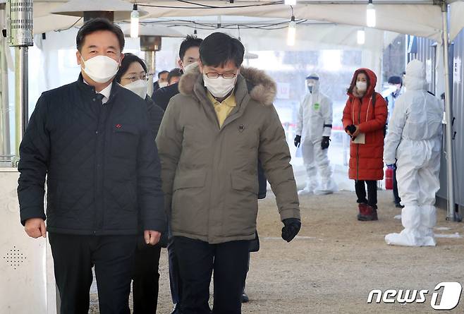 서정협 서울시장 권한대행이 15일 오전 서울 용산역 앞 광장에 마련된 신종 코로나바이러스 감염증(코로나19) 임시 선별진료소를 둘러보고 있다. 2020.12.15/뉴스1 © News1 이동해 기자