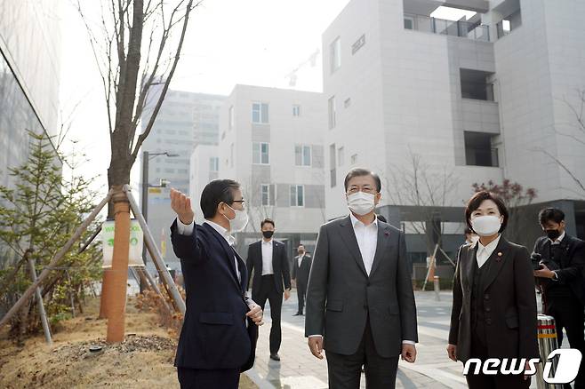 살고 싶은 임대주택 현장점검에 나선 문재인 대통령이 지난 11일 경기도 화성시 LH 임대주택 100만호 기념단지인 동탄 공공임대주택 단지를 방문, 김현미 국토교통부 장관과 국토교통부 장관 후보자인 변창흠 한국토지주택공사사장의 설명을 듣고 있다. 2020.12.11/뉴스1 © News1 박정호 기자