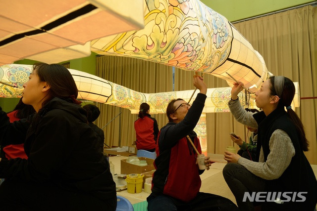 [서울=뉴시스]연등회 준비 모습(장엄등 제작)(사진=문화재청 제공)2020.12.15 photo@newsis.com