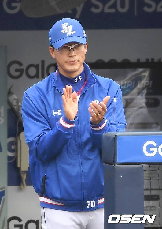 [OSEN=대구, 곽영래 기자] 5일 오후 대구 삼성라이온즈파크에서 '2020 신한은행 SOL KBO리그' 개막전 삼성 라이온즈와 NC 다이노스의 경기가 열렸다.3회초 삼성 허삼영 감독이 선수들의 플레이에 박수를 보내고 있다. /youngrae@osen.co.kr