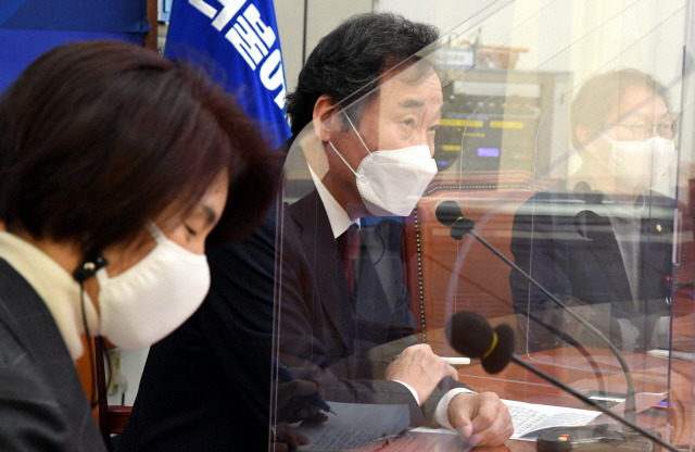 이낙연 더불어민주당 대표가 16일 국회에서 열린 코로나19 병상확보 협력을 위한 금융업계 화상간담회에서 발언하고 있다./연합뉴스