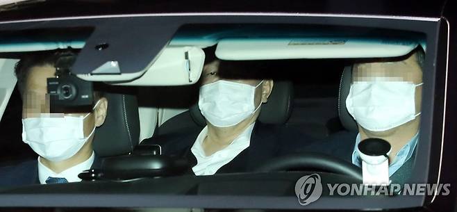 대검 나서는 윤석열 검찰총장 (서울=연합뉴스) 임헌정 기자 = 법무부 검사징계위원회에서 정직 2개월 처분을 받은 윤석열 검찰총장이 16일 오후 서울 서초구 대검찰청을 나서고 있다. 2020.12.16 kane@yna.co.kr