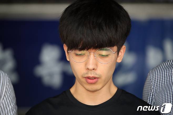 텔레그램 n번방을 개설해 성 착취물을 제작·유포한 혐의로 구속된 '갓갓' 문형욱(24)의 공범으로 알려진 안승진(25·구속)이 23일 오후 경북 안동경찰서 유치장에서 나와 대구지방검찰청 안동지청으로 송치되기 전 심경을 밝히고 있다. 2020.6.23/뉴스1 © News1 공정식 기자