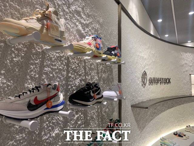 영등포점은 백화점의 얼굴로 여겨졌던 1층에 해외명품과 화장품 대신 카페, 편집숍, 서점 등의 콘텐츠를 도입하는 실험적인 시도를 선보였다. 사진은 국내 최초 한정판 스니커즈 거래소인 '아웃오브스탁'. /한예주 기자