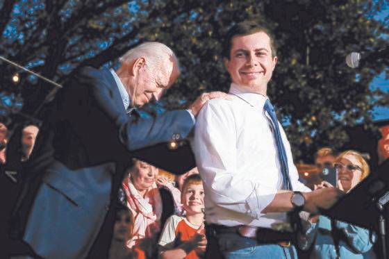 조 바이든 대통령 당선인(왼쪽)이 지난 3월 2일 텍사스 에서 자신에 대한 지지를 선언한 피트 부티지지와 함께 미소를 짓고 있다. [로이터=연합뉴스]