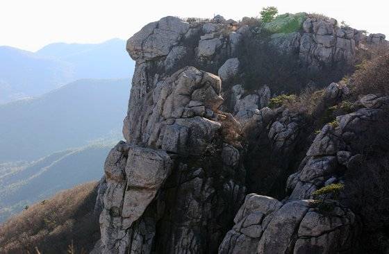 제석봉에서 바라본 상사암. 이루지 못한 사랑 이야기가 내려온다. 시인 이성복이 이 바위에 서린 전설을 듣고 '남해 금산'이란 시를 썼다.
