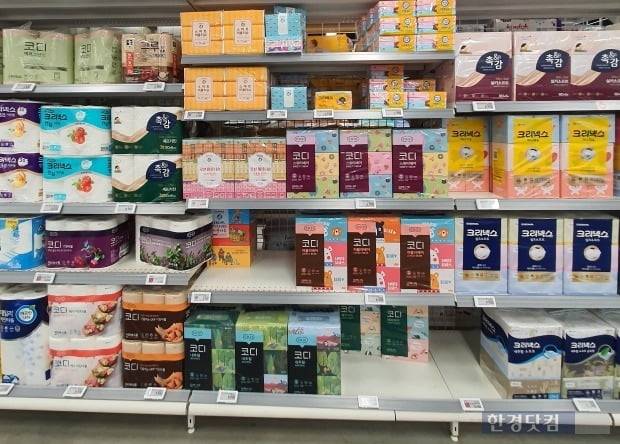 지난 16일 서울 영등포구의 한 대형마트 휴지 판매대의 모습. 판매대 일부가 비어있다./사진=이미경 기자