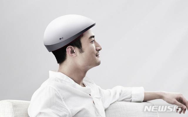 [서울=뉴시스] LG전자가 지난 10월 출시한 '프라엘 메디헤어'를 착용한 모습 (제공=LG전자)