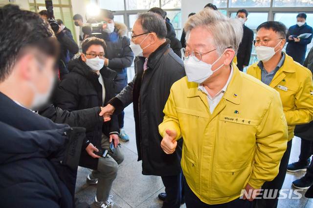 [수원=뉴시스] 경기사진공동취재단 = 이재명 경기도지사가 14일 오전 신종 코로나바이러스 감염증(코로나19) 생활치료센터로 전환 예정인 경기도 수원시 영통구 경기대학교 경기드림타워를 방문해 학생들의 질문에 답변하고 있다. 2020.12.14. photo@newsis.com